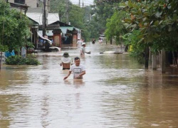 Lũ rút, người dân tất tả dọn bùn