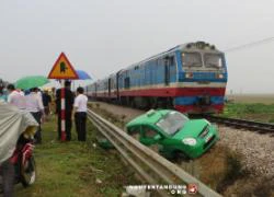 Nghệ An: Tàu hỏa đâm văng taxi 50 mét, 3 người thoát chết trong gang tấc