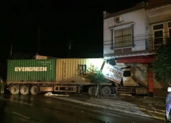 Nhà 2 tầng có nguy cơ sập sau khi xe container "chui" vào tầng 1