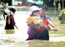 Nhiều ông bố ẵm con chạy lũ ở Khánh Hòa