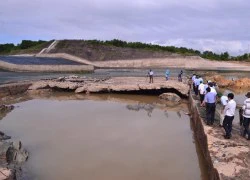 Nữ sinh truy đuổi bắt "cướp bay"