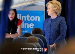 Nữ trợ lý xinh đẹp luôn sát cánh bên bà Clinton