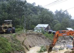 Quảng Nam: Đang thông đường do 50.000m3 đất đá sạt lở vì mưa lũ