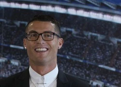 Ronaldo gặp họa vì kính đeo trong lễ ký hợp đồng mới