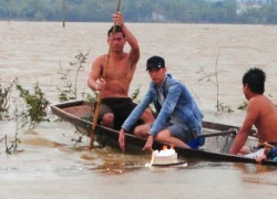 Thả bánh sinh nhật xuống dòng nước lũ tìm bạn mất tích