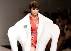 Thanh Hằng đang bị trúng thực vẫn catwalk đầy cuốn hút