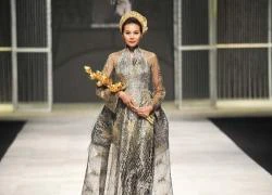 Thanh Hằng mang 50 lượng vàng ròng lên sàn catwalk