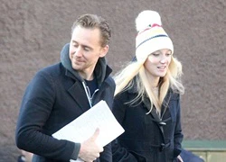 Tom Hiddleston rạng rỡ bên người giống Taylor Swift