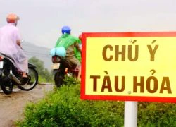 Tránh lũ trên... đường tàu hỏa, dân cuống cuồng thoát thân