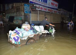 Triều cường đạt đỉnh, học sinh xắn quần, xách giày đến trường