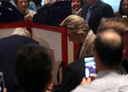 Vợ chồng bà Hillary Clinton khoác tay nhau đi bỏ phiếu