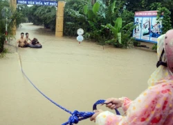 4 giáo viên và hàng chục trẻ mầm non ở Phú Yên kẹt trong lũ