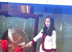 Angelababy mặc váy bó, khoe bụng bầu tròn xoe