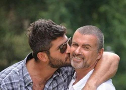 Bạn trai tìm thấy huyền thoại George Michael đã chết ở trên giường