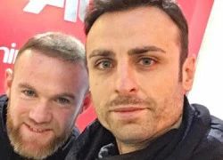 Berbatov chụp hình cùng Rooney khi quay về tập luyện cùng M.U