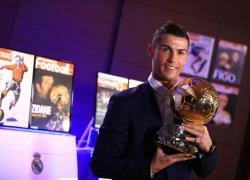 Các huyền thoại và đồng đội chúc mừng Ronaldo