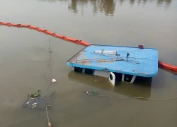 Chìm sà lan cùng 400 tấn thép, dầu tràn trên sông Đồng Nai