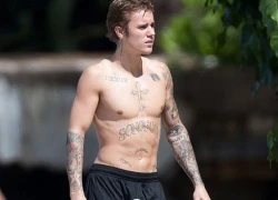 Dàn gái đẹp mặc bikini lao đến ôm Justin Bieber trên biển