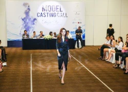 Diễm Hương mặc váy xẻ đùi thị phạm catwalk