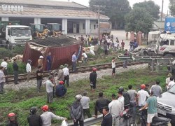 Dừng trên đường ray, xe container bị đâm gãy đôi