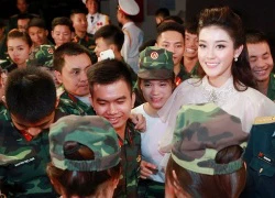 Huyền My bị hàng trăm fans cuồng "bao vây" khi ghi hình