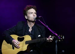 Khoảnh khắc lãng tử của Richard Marx trên sân khấu thủ đô