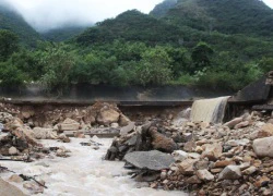 Kinh hãi cảnh đất đá ào vào nhà dân trong đêm