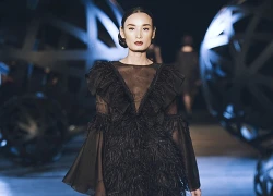 Lê Thúy, Mâu Thủy để ngực trần catwalk