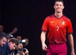 Lý do C. Ronaldo kỵ đi giày đen ra sân