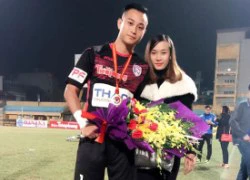 Nghiêm Xuân Tú đưa con trai ra sân nhận Cup