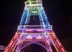 Người dân dựng mô hình tháp Eiffel đón Noel