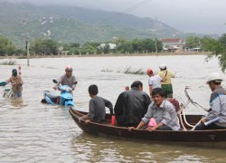 Nhiều nơi ở Khánh Hòa, Phú Yên lại bị nước lũ chia cắt