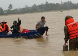 Quảng Nam: Công an vượt lũ dữ đưa thai phụ đi sinh