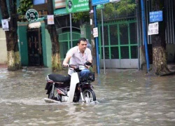 Quảng Ngãi: Mưa xối xả, phố biến thành... sông