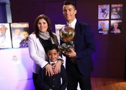 Ronaldo ăn mừng Quả bóng vàng bằng phiên bản giày đặc biệt