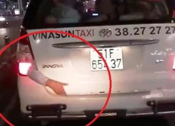 Sự thật về cánh tay người bị kẹt sau xe taxi