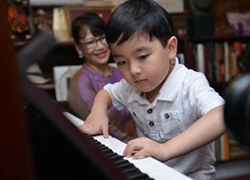 Thần đồng piano 5 tuổi Evan Lê thăm nhà Trịnh Công Sơn