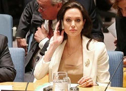 Theo đuổi chức tổng thư ký LHQ, Angelina Jolie lại đưa các con đến nơi ở mới