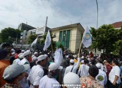 Thị trưởng Jakarta hầu tòa vì cáo buộc báng bổ kinh Koran