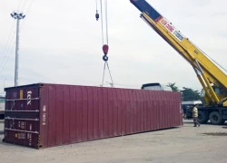 Thùng container văng xuống vòng xoay ở Sài Gòn