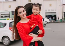 Trang Nhung và con gái diện đồ đôi xuống phố