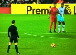 Trọng tài Clattenburg tạo dáng C. Ronaldo sút phạt