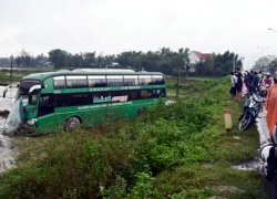 Xe khách chở 10 người lao xuống ruộng