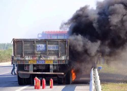 Xe tải cháy ngùn ngụt trên cao tốc Hà Nội-Thái Nguyên