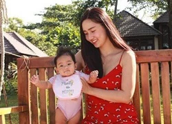 Á hậu Ngô Trà My chơi đùa với con gái dưới nắng vàng