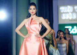 Anh Thư tái xuất sàn catwalk sau công bố ly hôn chồng