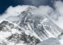 Động đất làm lùn cả đỉnh núi cao nhất thế giới Everest?