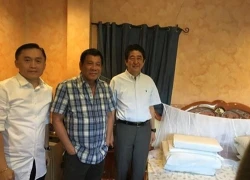 Duterte khoe chiếc giường yêu thích với Thủ tướng Nhật tại nhà riêng