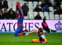 Fan cuồng hóa người nhện đại náo trận West Ham vs Man City