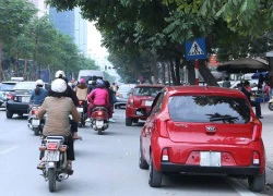 Hà Nội: Nhan nhản ô tô dừng đỗ trái phép dọc tuyến buýt nhanh BRT